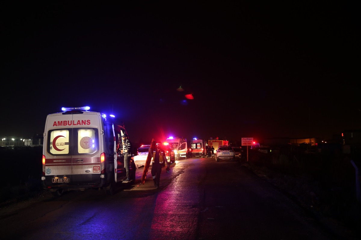 Hatay'ın merkez Antakya ilçesinde düzensiz göçmenleri taşıyan otomobilin nehre devrilmesi sonucu 9...