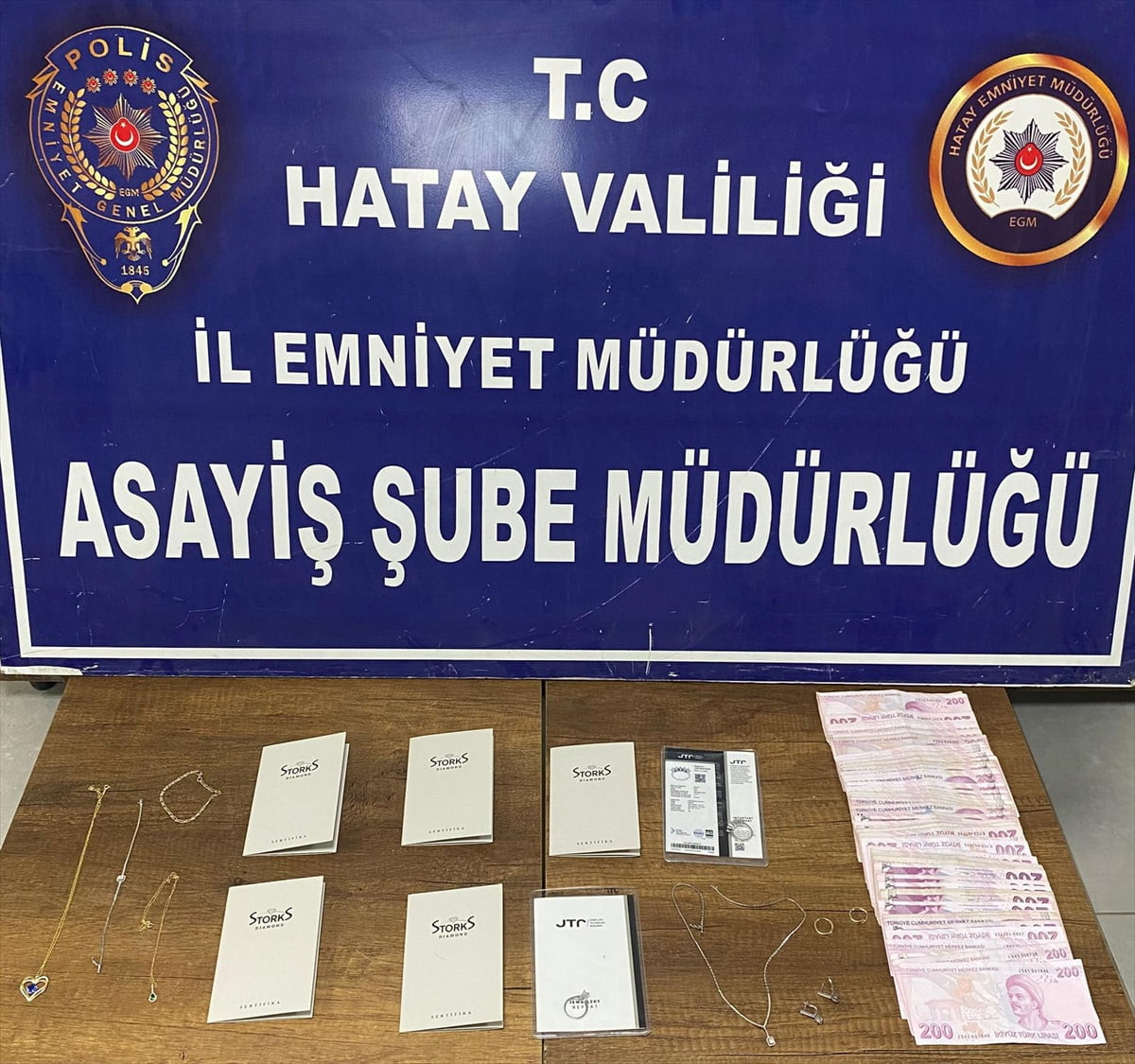 Hatay'ın merkez Antakya ilçesinde evden para ve ziynet eşyası çaldığı iddiasıyla gözaltına alınan...