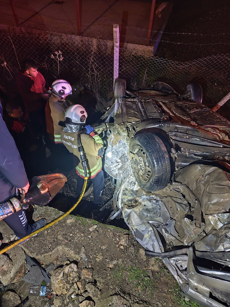 Hatay'ın merkez Antakya ilçesinde iki otomobilin çarpıştığı kazada 2 kişi hayatını kaybetti, 3...