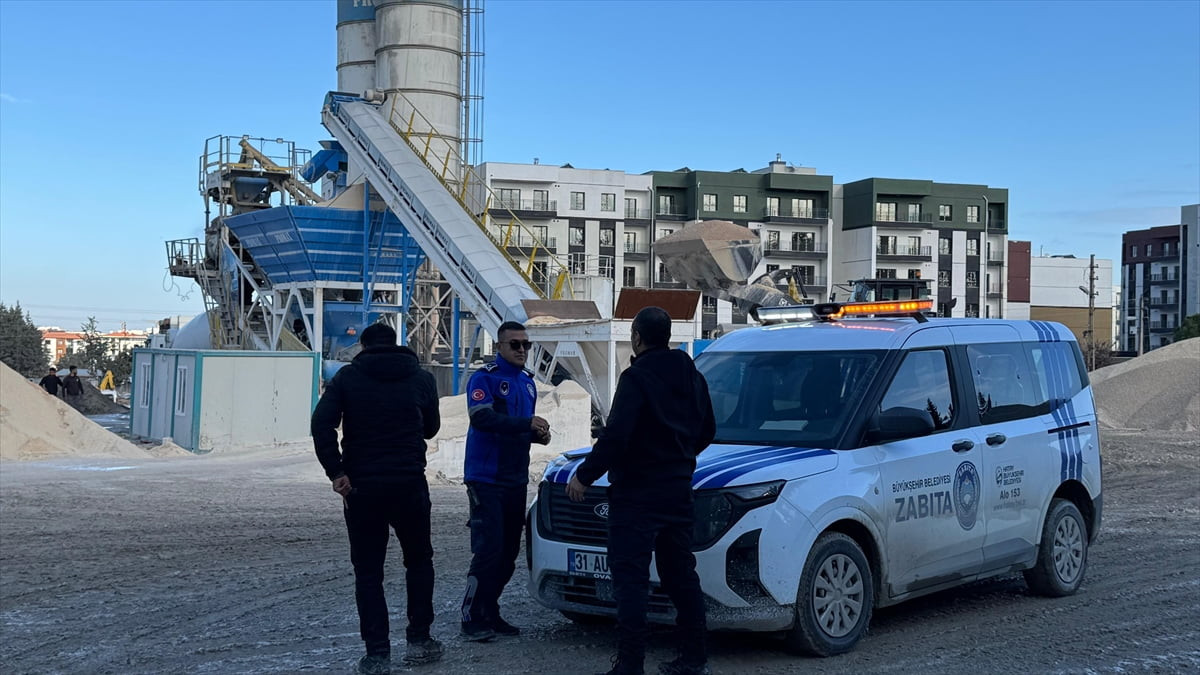 Hatay'ın merkez Antakya ilçesinde kanalizasyon hattına çimento harcı döken beton mikserinin bağlı...
