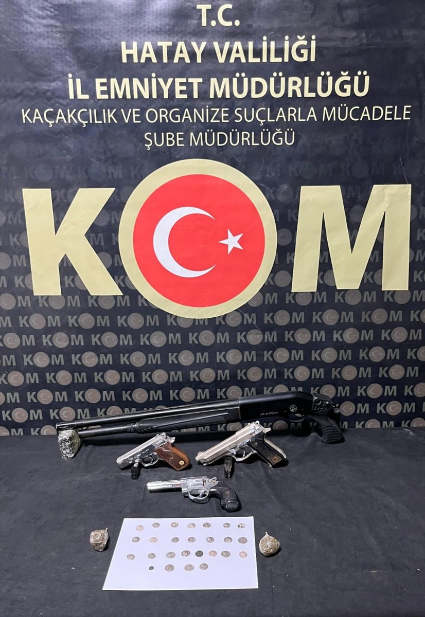 Hatay'ın merkez Antakya ilçesinde kargoyla tarihi eser göndermeye çalışan 2 şüpheli gözaltına...