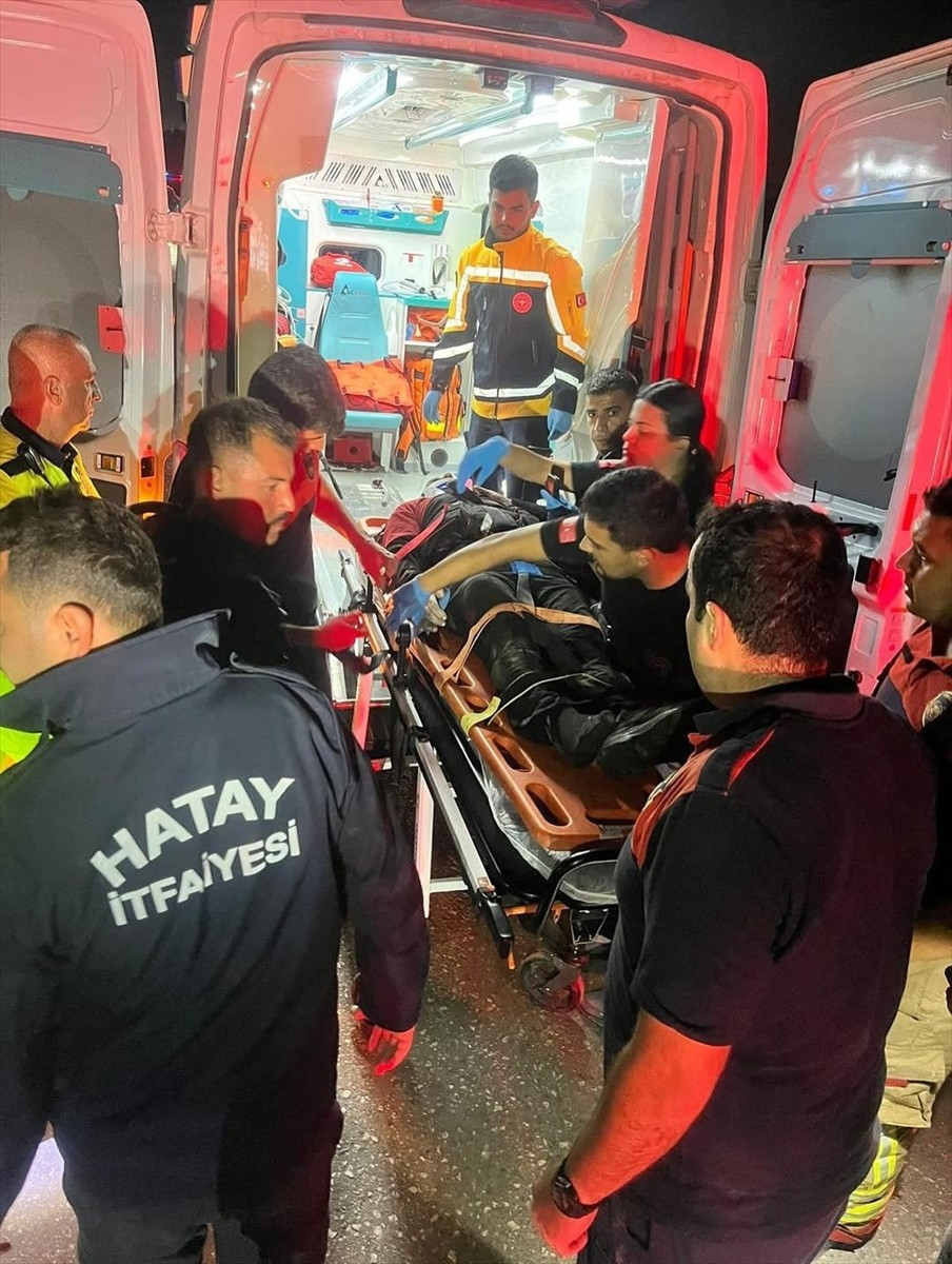 Hatay'ın merkez Antakya ilçesinde, kontrolden çıkarak Asi Nehri'ne devrilen üç tekerlekli...