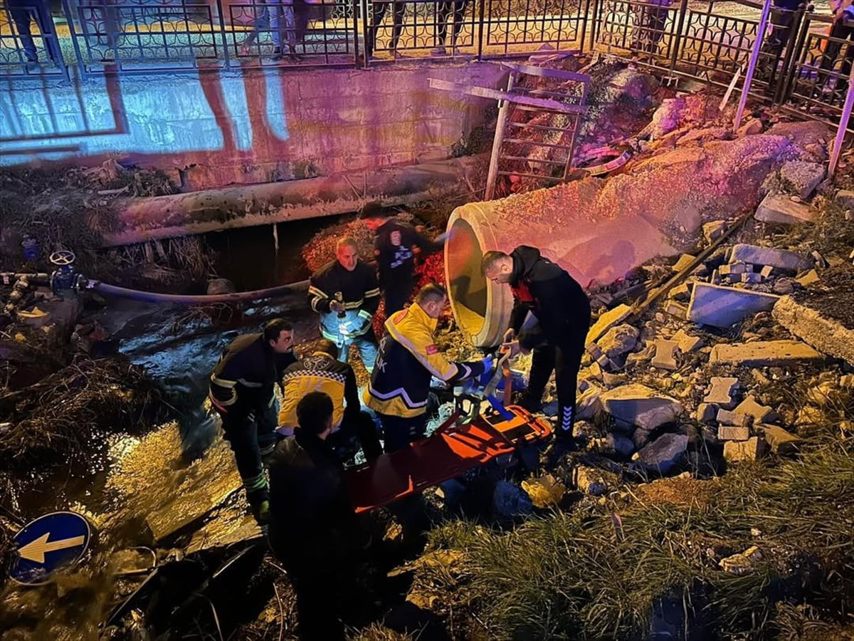 Hatay'ın merkez Antakya ilçesinde minibüsle çarpışan motosikletteki 2 kişi yaralandı. Ekiplerin...