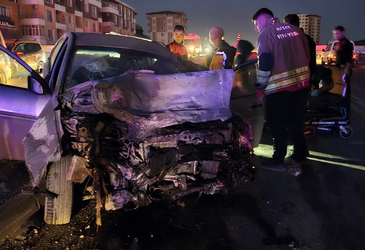 Hatay'ın merkez Antakya ilçesinde otomobil ile minibüsün çarpışması sonucu 11 kişi...