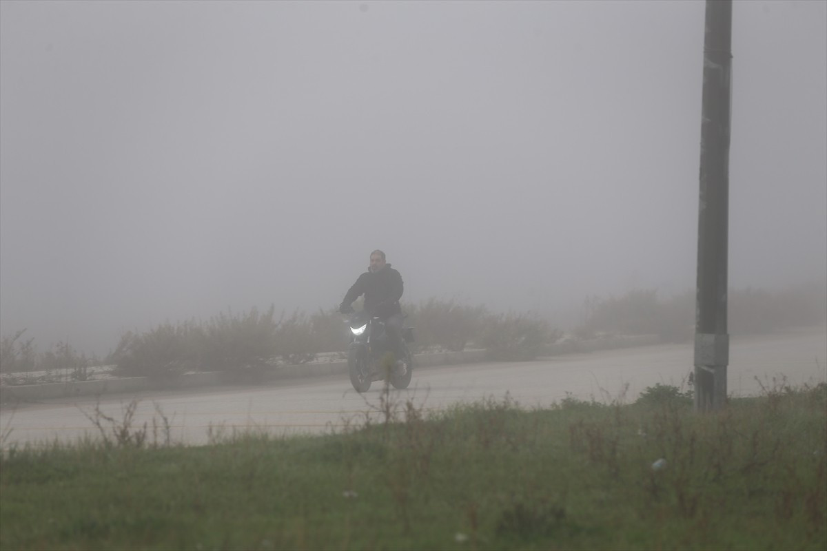 Hatay'ın merkez Antakya ilçesinde sis ulaşımı olumsuz etkiledi.