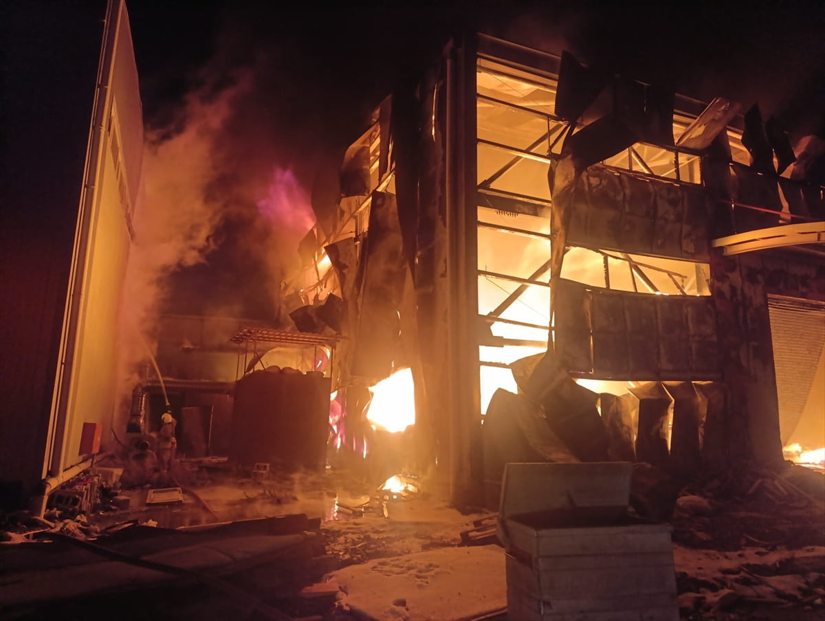 Hatay'ın merkez Antakya ilçesinde sünger deposunda çıkan yangın itfaiye ekiplerince...