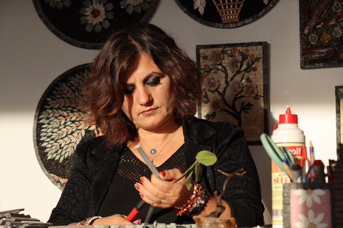 Hatay'ın merkez Antakya ilçesinde yaşayan 48 yaşındaki sanatçı Eser Mansuroğlu, geliştirdiği 3...