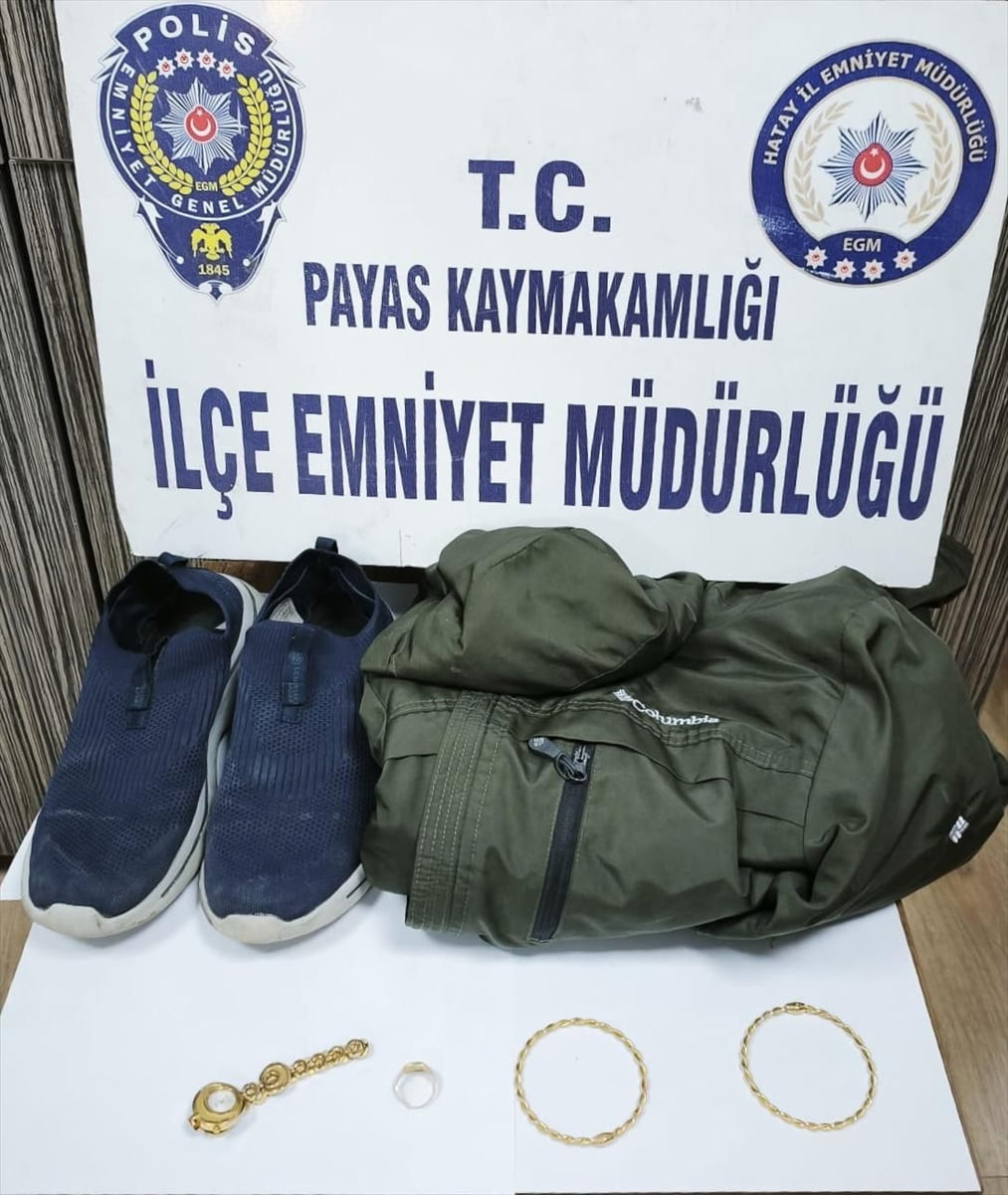 Hatay'ın Payas ilçesinde darbettiği kadının ziynet eşyasını gasbettiği iddiasıyla gözaltına alınan...