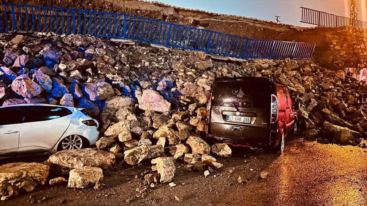 Hatay'ın Payas ilçesinde istinat duvarının çökmesi sonucu 6 araçta hasar oluştu.
