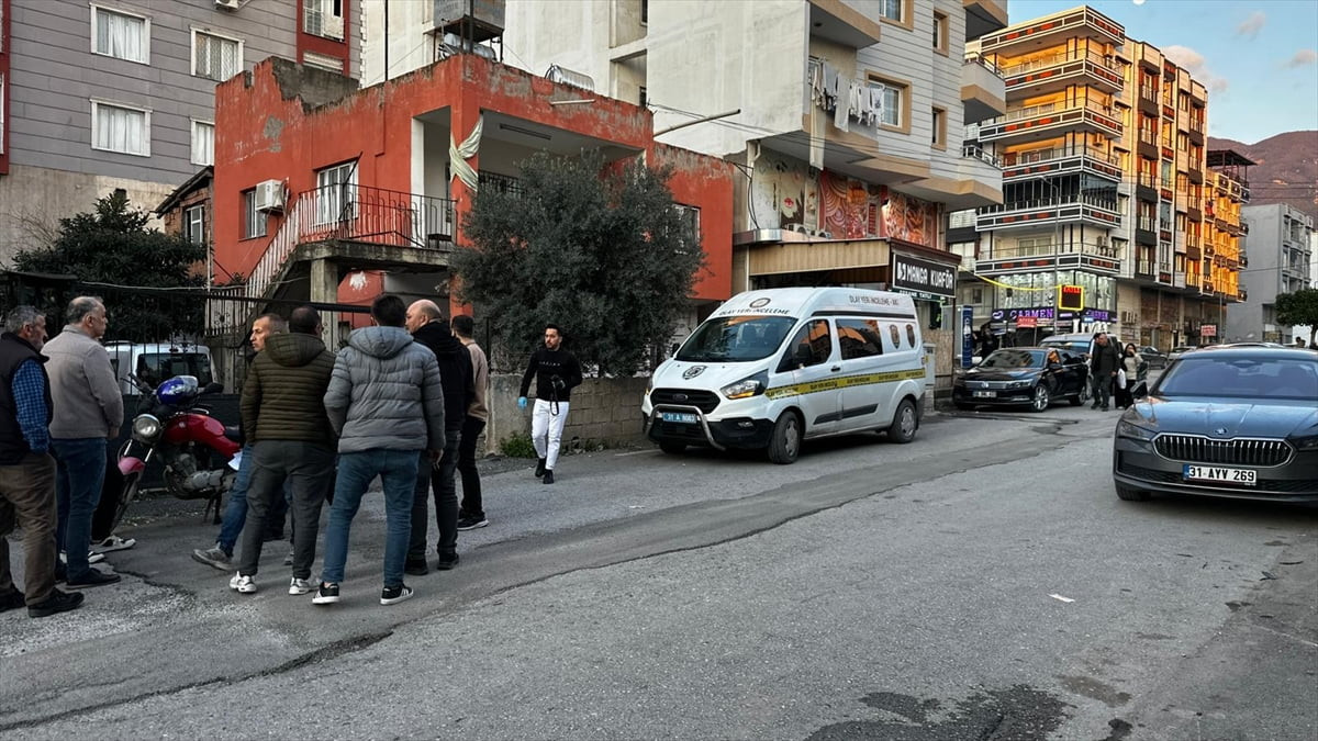 Hatay'ın Payas ilçesinde üzerindeki ziynet eşyası çalındığı sırada darbedildiği iddia edilen kadın...