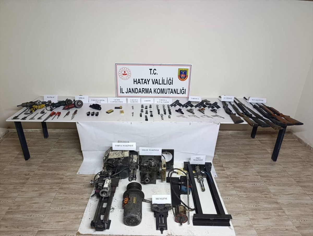 Hatay'ın Payas ilçesindeki bir evde, ruhsatsız 8 tabanca ve bu silahlara ait şarjör ile mermi , 4...