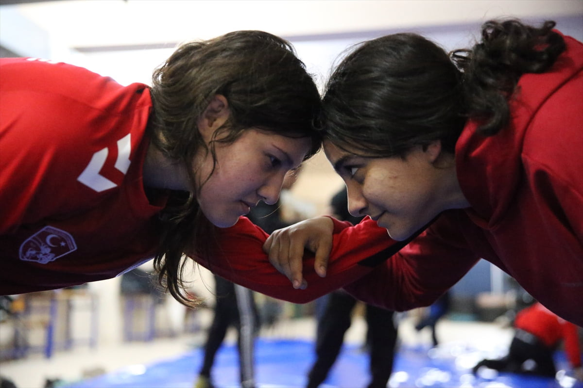 Hatay'ın Payas ilçesindeki Şehit Yener Çevik İlkokulu'nun bodrumunda oluşturulan salonda güreş...