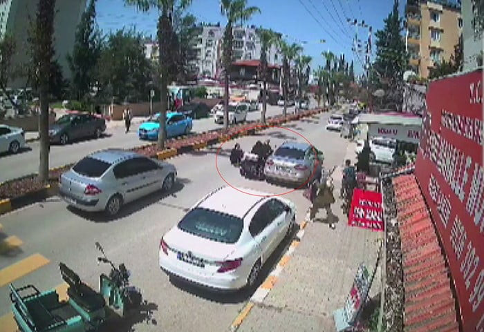 HATAY'IN REYHANLI İLÇESİNDE ELEKTRİK 3 TEKERLEKLİ MOPED, PARK HALİNDEKİ ARACA ÇARPTI VE YOLA...