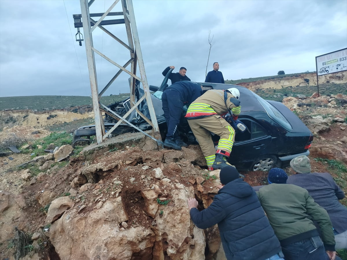 Hatay'ın Reyhanlı ilçesinde elektrik direğine çarpan otomobilin sürücüsü yaşamını...