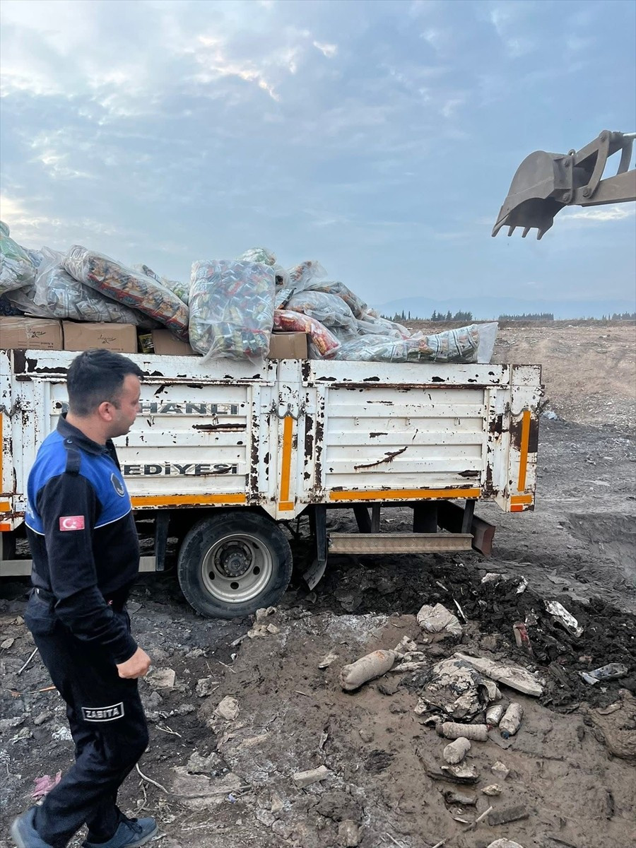 Hatay'ın Reyhanlı ilçesinde, marketlerde bulunan son tüketim tarihi geçmiş çikolata, cips ve 2 ton...