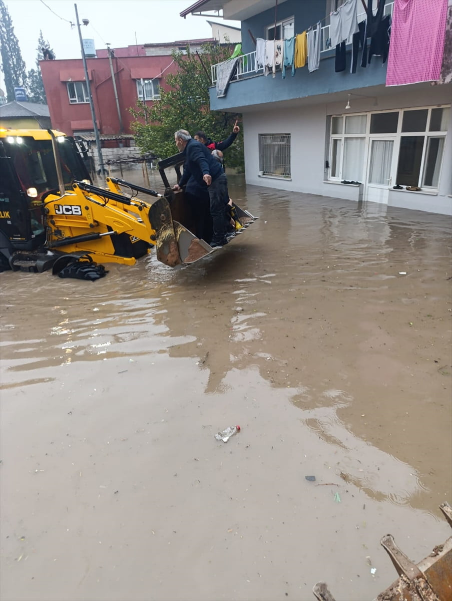 Hatay'ın Reyhanlı ilçesinde sağanak nedeniyle evlerinde mahsur kalanlar belediye ekiplerince...