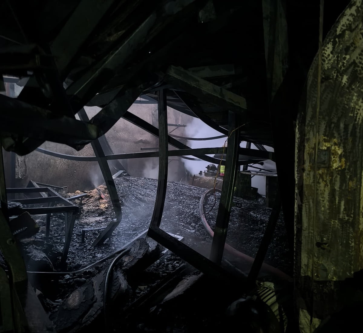  Hatay'ın Reyhanlı ilçesinde sanayi sitesinde çıkan yangında 3 iş yeri ile 1 evde hasar...