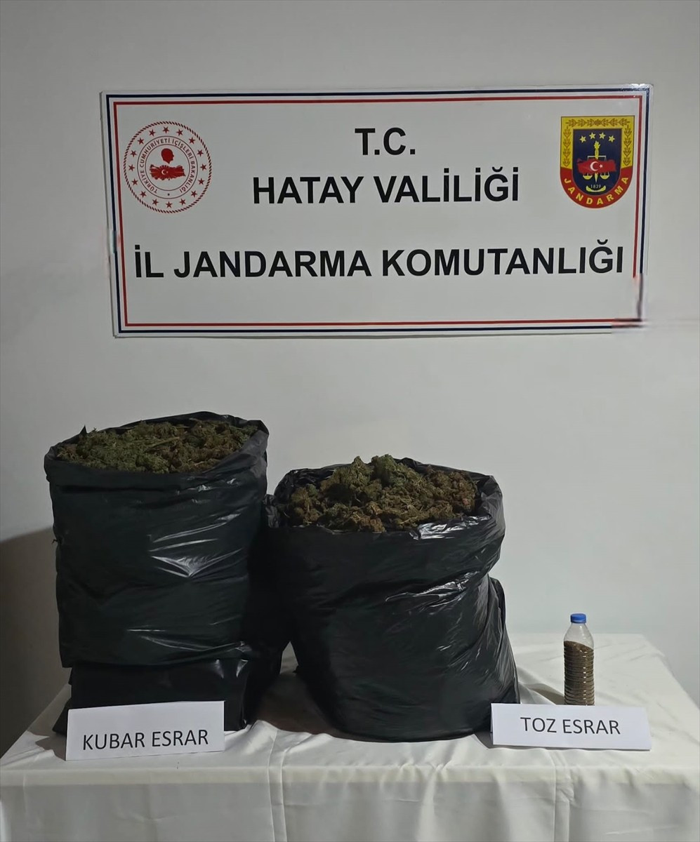 Hatay'ın Samandağ ilçesinde, bahçesinde toprağa gömülü 12 kilo 250 gram uyuşturucu ele geçirilen...