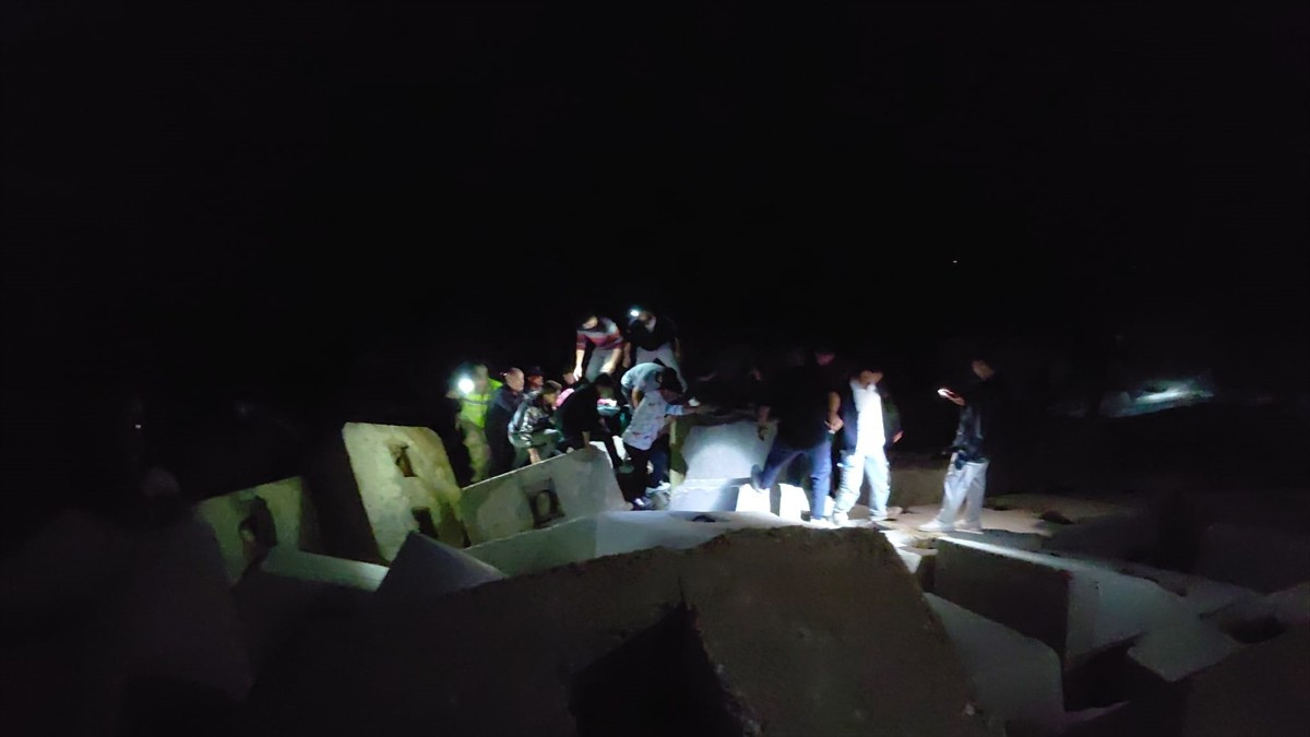 Hatay'ın Samandağ ilçesinde denize düşerek boğulma tehlikesi geçiren genç kız hastaneye...