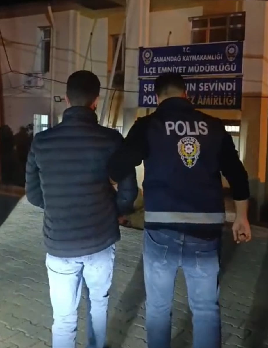 Hatay'ın Samandağ ilçesinde farklı suçlardan 30 yıl 2 ay 8 gün kesinleşmiş hapis cezasıyla aranan...