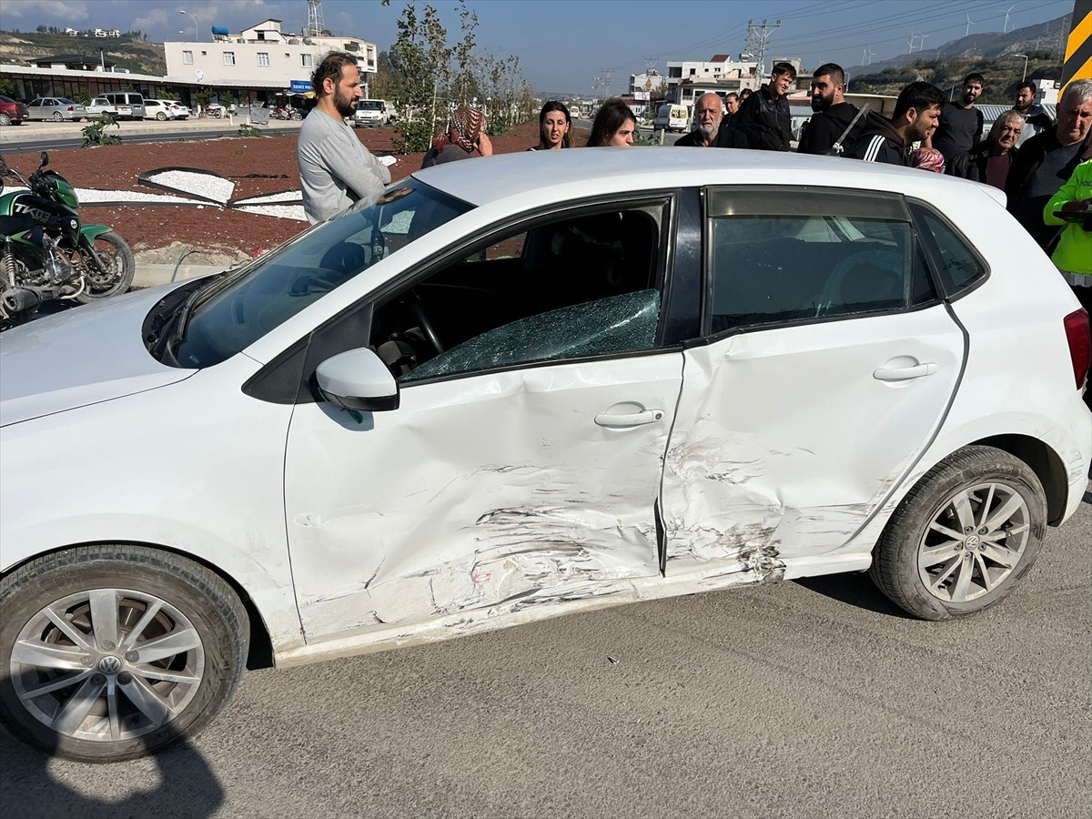Hatay'ın Samandağ ilçesinde iki otomobilin çarpıştığı kazada yaralanan 4 kişi hastaneye...