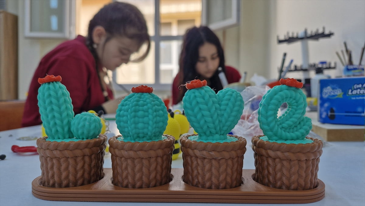 Hatay'ın Samandağ ilçesinde meslek lisesi öğrencileri, 3D yazıcıyla tasarımlarını hediyelik eşyaya...