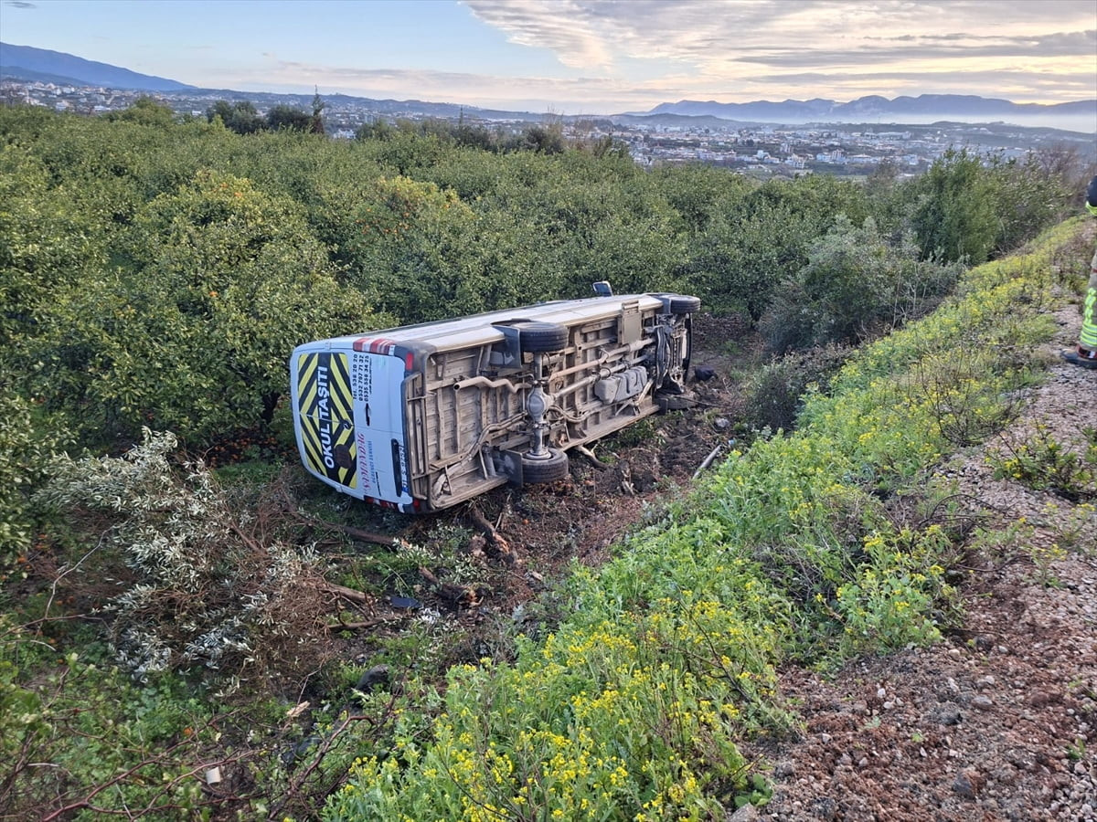 Hatay'ın Samandağ ilçesinde öğrenci servisinin ağaçlık alana devrilmesi sonucu 9 kişi...