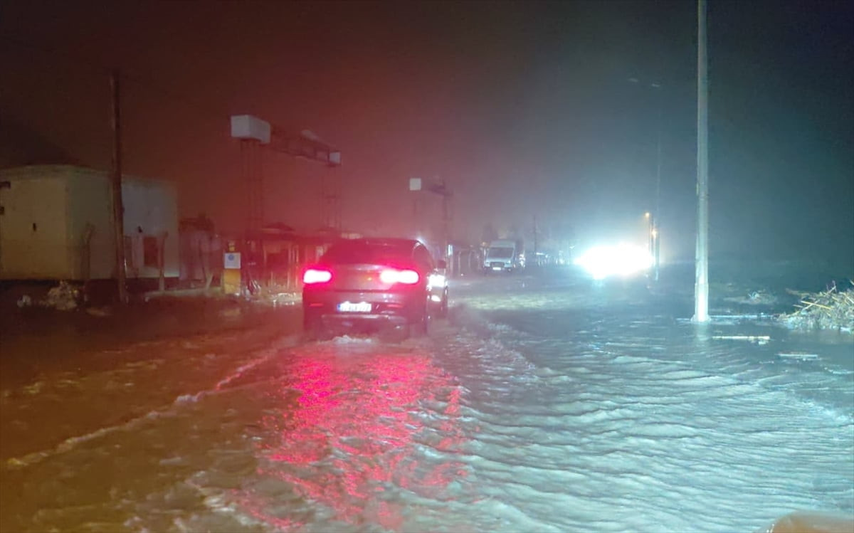 Hatay'ın Samandağ ilçesinde şiddetli rüzgar ve sağanak hayatı olumsuz etkiledi. İlçede etkili olan...