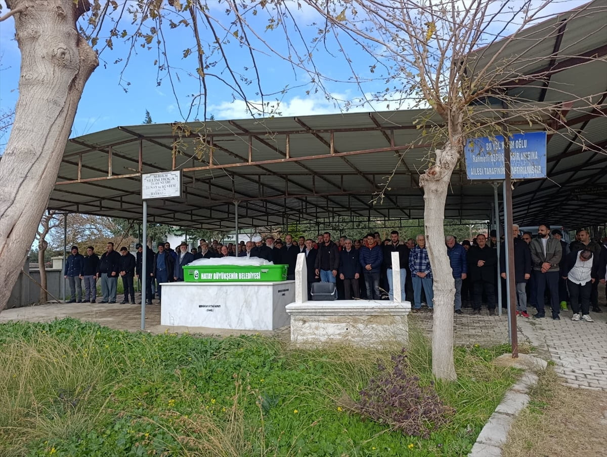 Hatay'ın Samandağ ilçesinde tabancayla vurularak hayatını kaybeden genç kızın cenazesi toprağa...