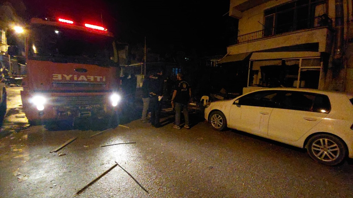 Hatay'ın Samandağ ilçesinde yangın çıkan ekmek fırınında meydana gelen patlama nedeniyle 9 kişi...