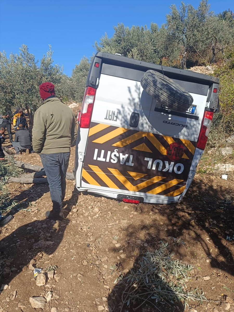 Hatay'ın Yayladağı ilçesinde öğrenci servisinin ağaçlık alana devrilmesi sonucu 5 kişi...