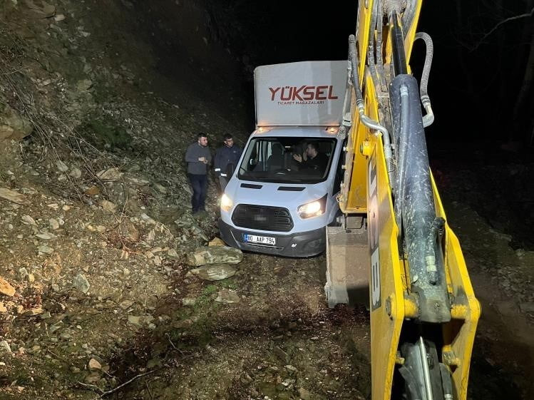 HATAY’A İL DIŞINDAN BEYAZ EŞYA SEVKİ İÇİN GELEN 3 FİRMA ÇALIŞANI, NAVİGASYONUN HATALI...