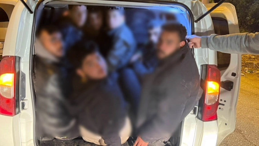 HATAY’DA 11 YABANCI UYRUKLU GÖÇMENİ HAFİF TİCARİ ARAÇTA TIKA BASA TAŞIRKEN YAKAYI ELE VEREN İNSAN...