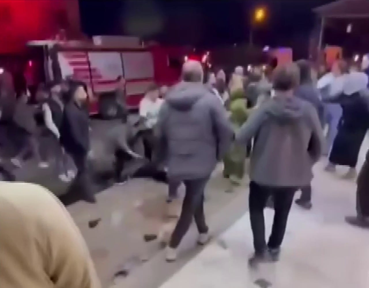 HATAY’DA 2 KİŞİNİN YARALANDIĞI KAZA SONRASI YAŞANAN KAVGA MEYDAN SAVAŞINI ARATMADI. ŞAHISLARIN...