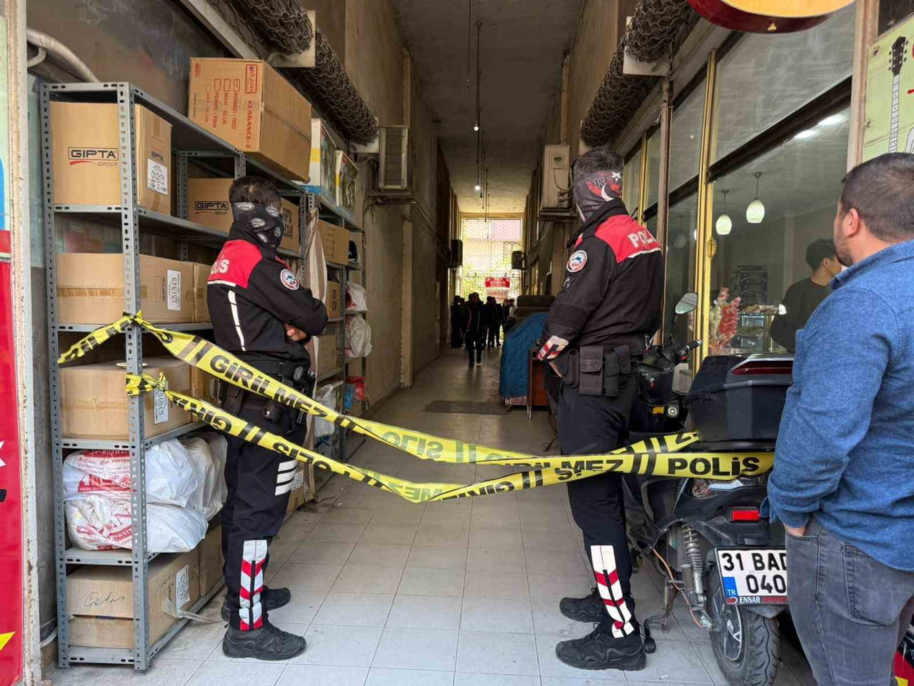 HATAY’DA 46 YAŞINDAKİ ESNAFIN ASILI HALDE CANSIZ BEDENİ İŞ YERİNDE BULUNDU.