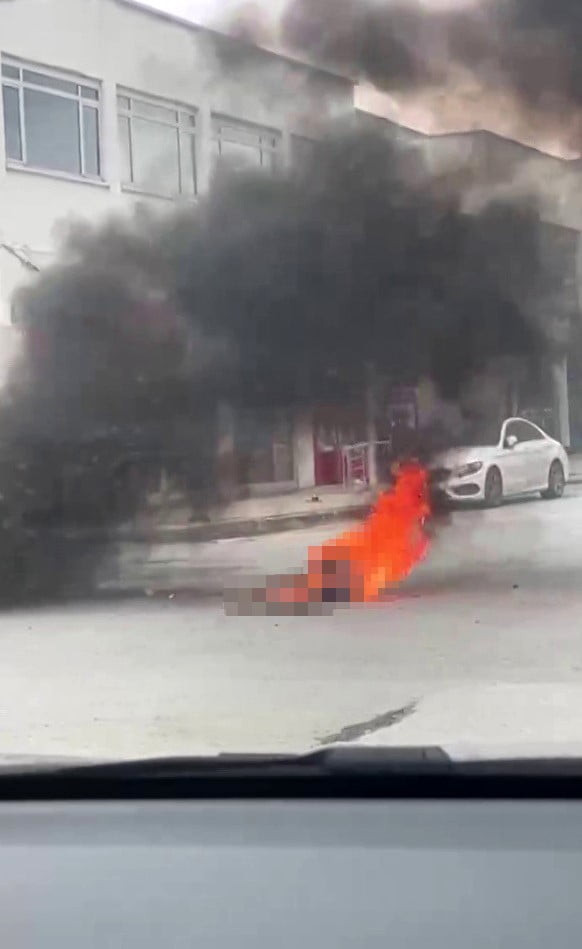 HATAY’DA AKLİ DENGESİNİN BOZUK OLDUĞU ÖĞRENİLEN ŞAHIS, ZABITA EKİPLERİNİN ARAÇLARIN CAMLARINI...