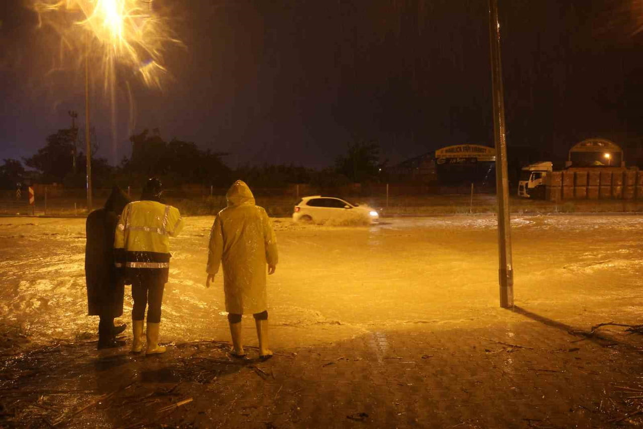 HATAY’DA AKŞAM SAATLERİNDE ETKİLİ OLAN ŞİDDETLİ YAĞIŞLA BİRLİKTE GÖLE DÖNEN CADDELERDE SEL ETKİLİ...