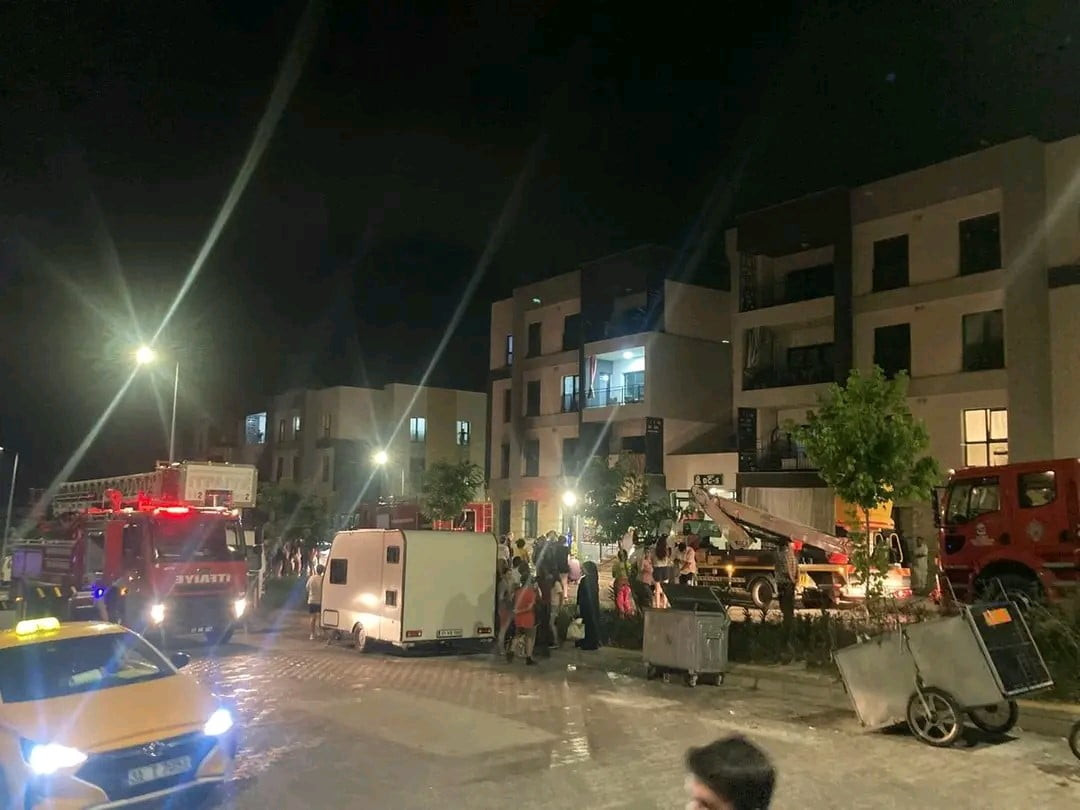 HATAY’DA ALEVLERE TESLİM OLAN APARTMAN DAİRESİNDEKİ YANGIN, APARTMANI SARMADAN KONTROL ALTINA...