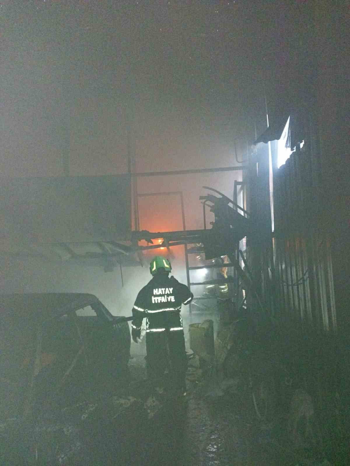 HATAY’DA ALEVLERE TESLİM OLARAK YANAN İŞ YERİ KULLANILMAZ HALE GELDİ