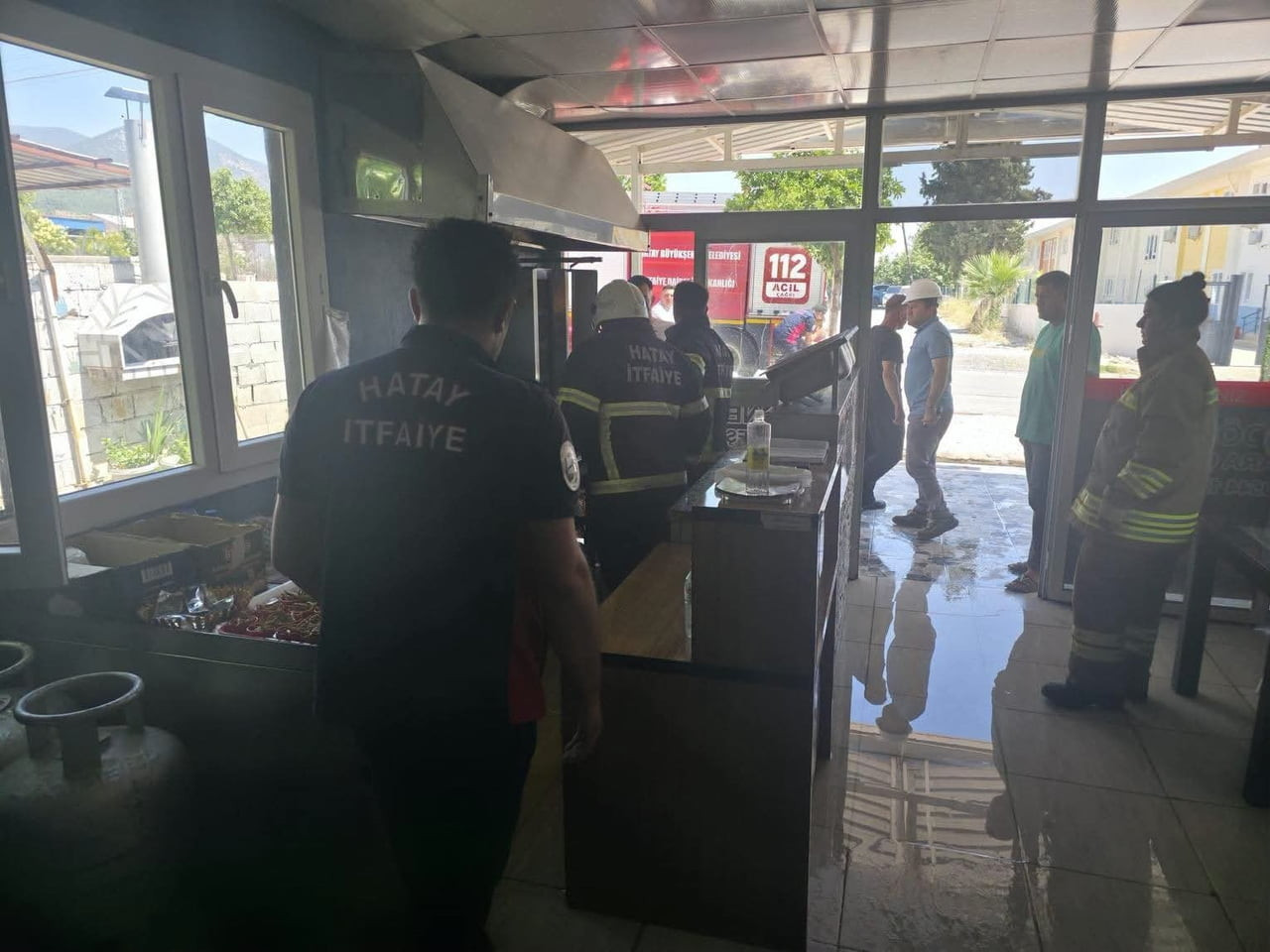 HATAY’DA ALEVLERE TESLİM OLARAK YANAN İŞ YERİ KULLANILMAZ HALE GELDİ.