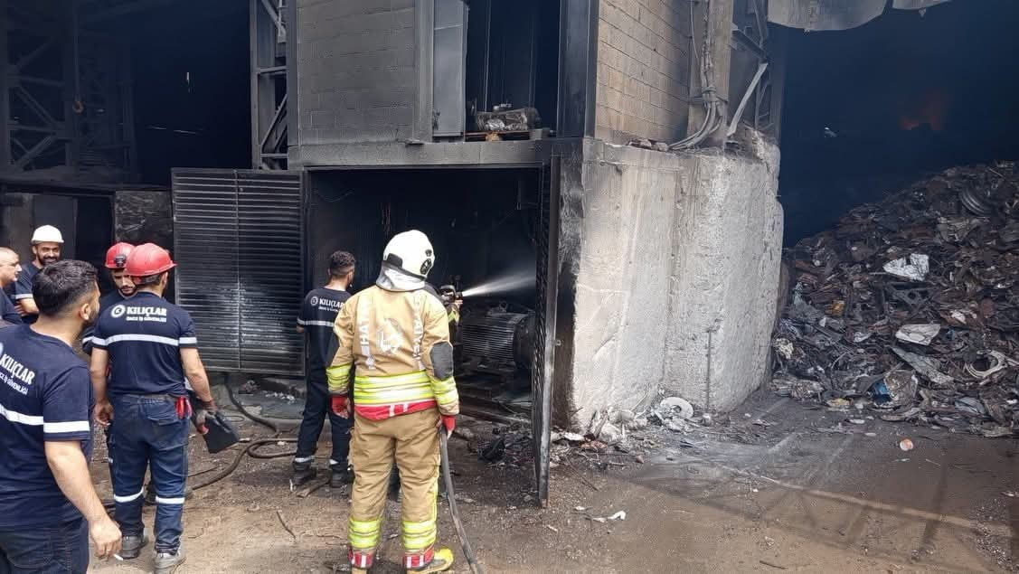 HATAY’DA ALEVLERE TESLİM OLARAK YANAN İŞ YERİ KULLANILMAZ HALE GELDİ.