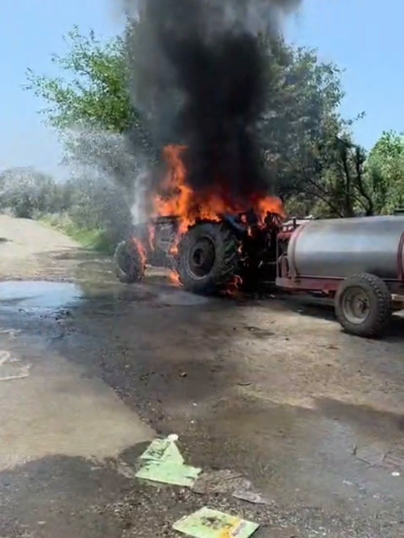 HATAY’DA ALEVLERE TESLİM OLARAK YANAN TRAKTÖRDE YAŞANAN PATLAMA KAMERAYA YANSIDI.