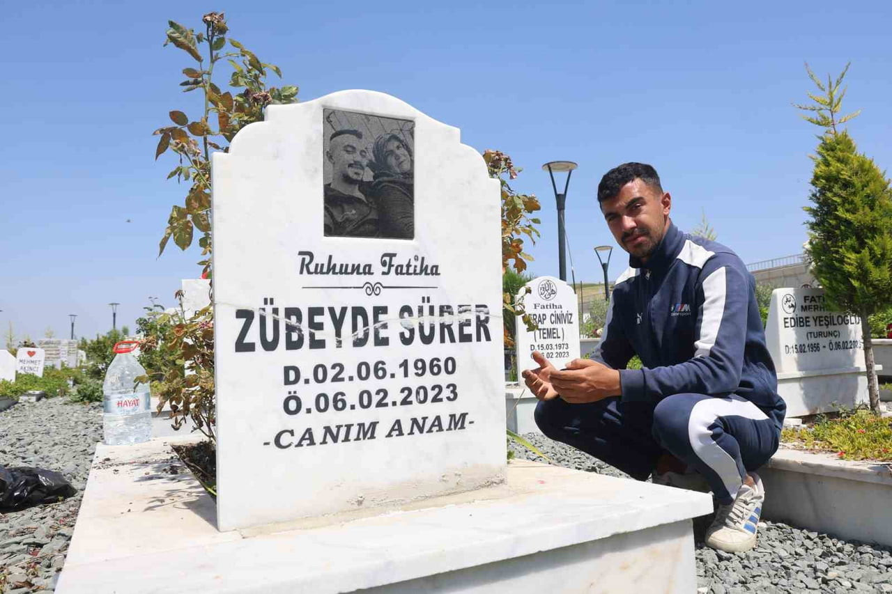 HATAY’DA ANNELER GÜNÜ’NDE DEPREM MEZARLIĞINI ZİYARET EDEN VATANDAŞLAR HÜZÜNLÜ ANLAR...
