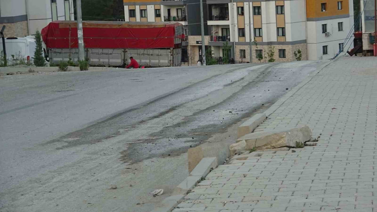HATAY’DA ASFALT YOLDAN KEPÇE YÜRÜTEN ŞAHISLAR MAHALLENİN TEPKİSİYLE KARŞILAŞTILAR. VATANDAŞLAR...