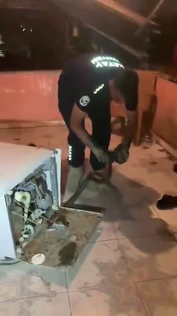 HATAY’DA BULAŞIK MAKİNESİNE GİREN VE PANİĞE NEDEN OLAN 2 METRELİK KARAYILAN İTFAİYE EKİPLERİ...