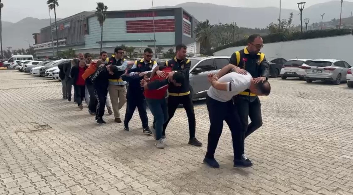 HATAY’DA ÇEŞİTLİ SUÇLARDAN ARANAN ŞAHISLARA YÖNELİK DÜZENLENEN OPERASYONDA 7 KİŞİ...