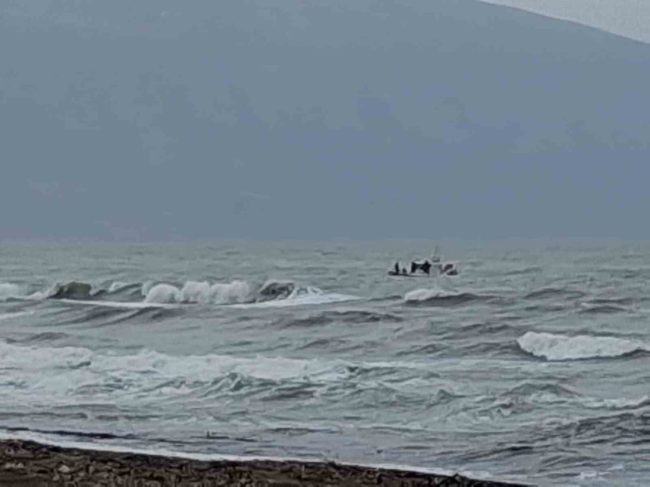 HATAY’DA DALGAYA ALDIRMAYAN VE YÜZME HEVESİYLE DENİZE GİREN 4 GENCİN BOĞULMA TEHLİKESİ GEÇİREREK...