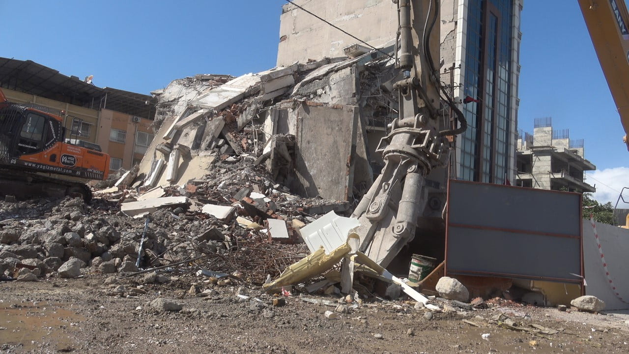 HATAY’DA DEPREMDE HASAR GÖREN 7 KATLI BİNANIN İŞ MAKİNESİYLE KONTROLLÜ OLARAK YIKILDIĞI ANLAR CEP...