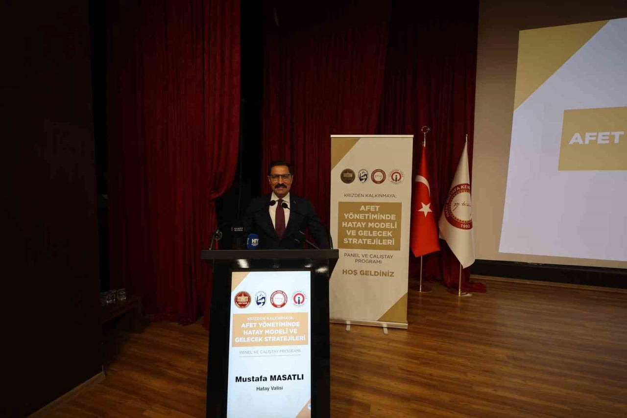 HATAY’DA DÜZENLENEN “AFETTE HATAY MODELİ VE GELECEK STRATEJİLERİ” PANELİNDE AFET YÖNETİMİ VE...