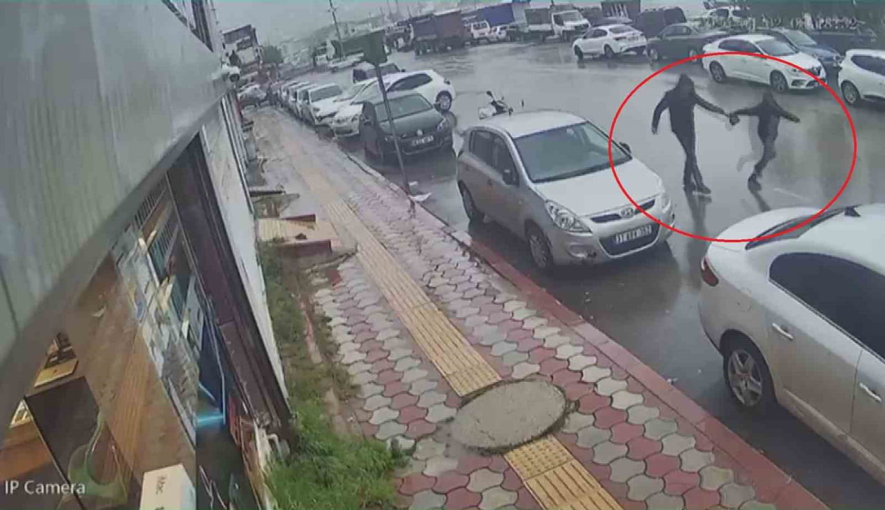 HATAY’DA ELİNDE PARA YÜKLÜ EL ÇANTASIYLA İŞ YERİNE DOĞRU YÜRÜYEN KUYUMCU İSMAİL CABİROĞLU...